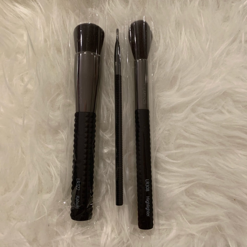 131 - NEW - 3 Quality Makeup Brushes